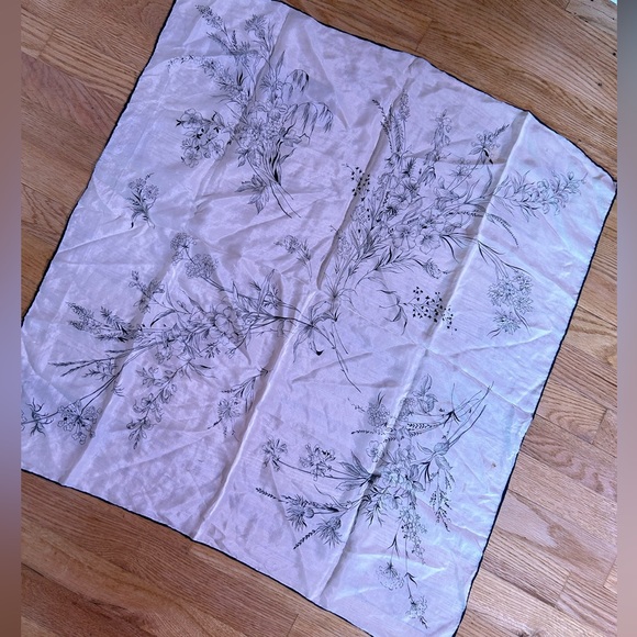 Vintage black and white floral scarf - Picture 1 of 7